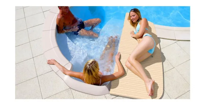 Un escalier de piscine plein de ressources