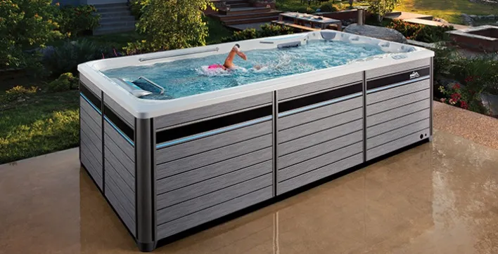Une piscine pour se maintenir en forme avec la nage à contre-courant et des exercices aquatiques.