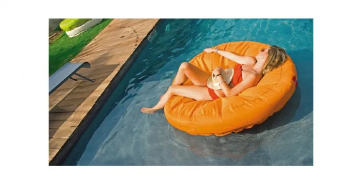 Des coussins étanches à installer partout, même sur la piscine !