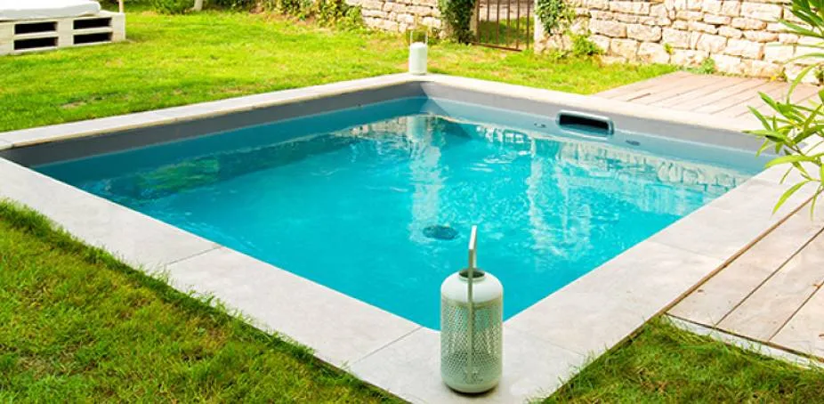Une mini-piscine Aquilus, parfaite pour les jardins de ville