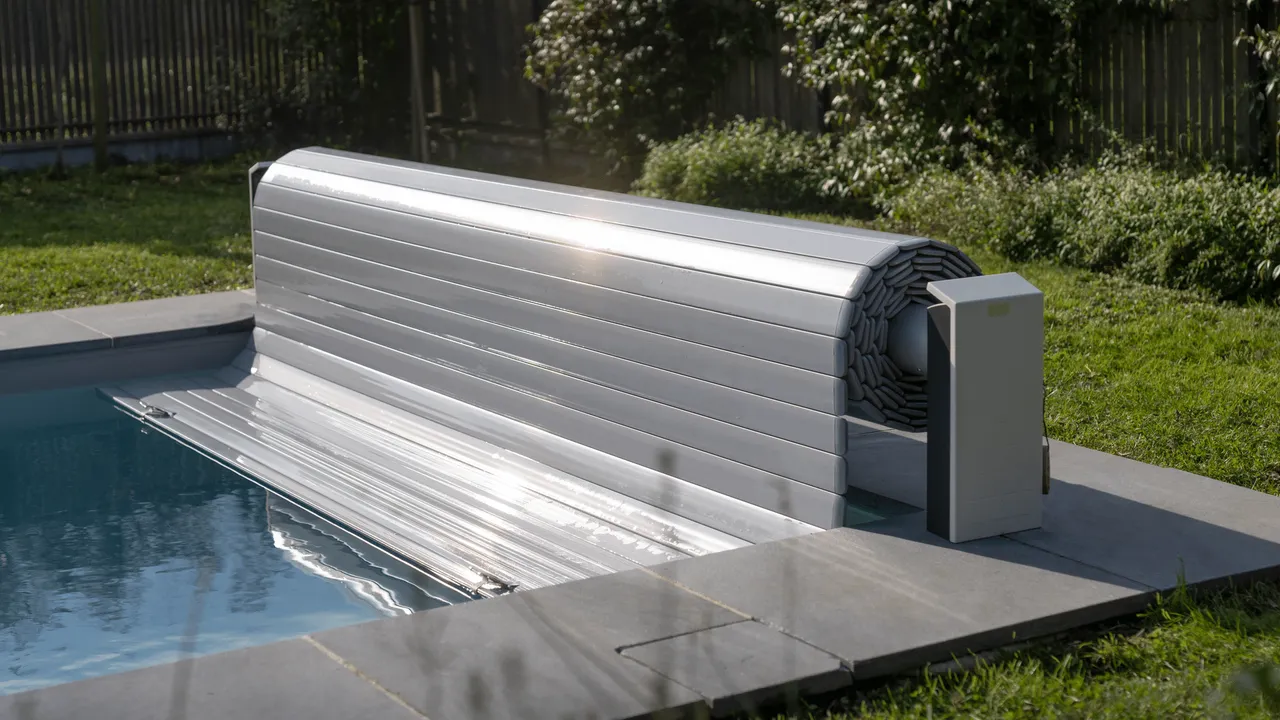 Volet de piscine hors-sol : une solution pratique et discrète pour sécuriser son bassin
