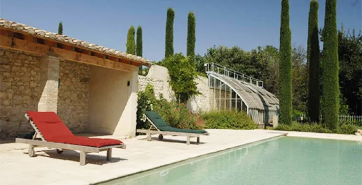 Le charme des dallages irréguliers en pierre reconstituée pour border votre piscine