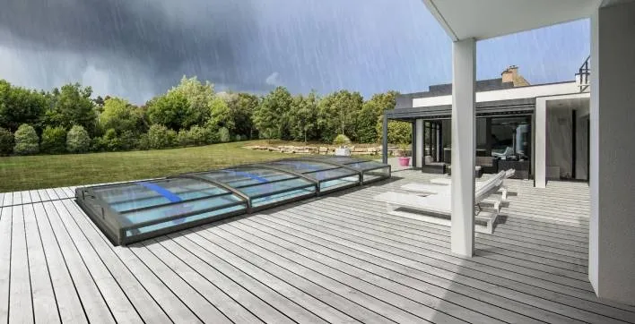 Un abri de piscine avec un collecteur d'eau de pluie intégré