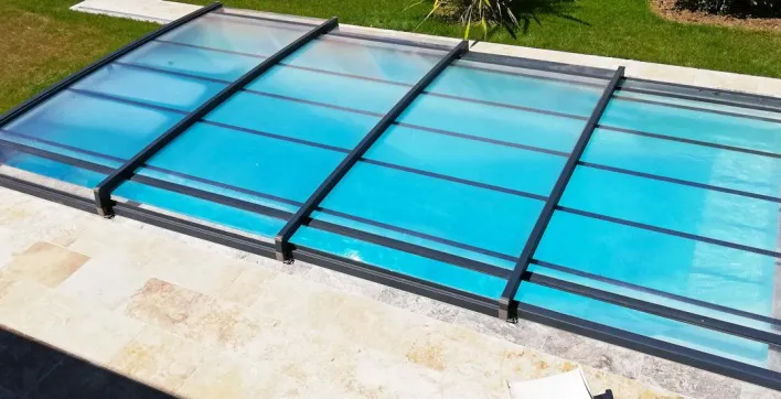 Un abri de piscine ultra-bas en promotion signé Azenco
