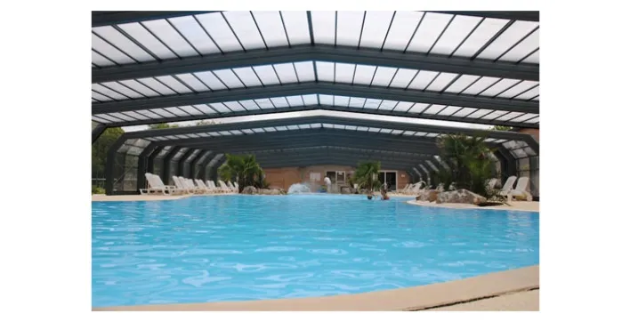 Un abri de piscine grande taille pour une piscine XXL