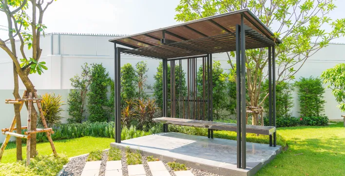 Un exemple d'aménagement de jardin avec l'installation d'un pavillon