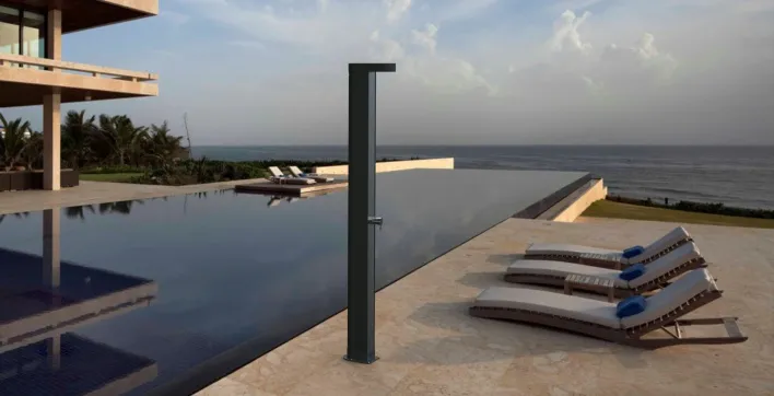 L'indispensable douche solaire au bord de la piscine !