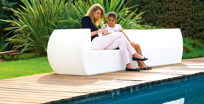 Un canapé de piscine anti-UV fait pour durer