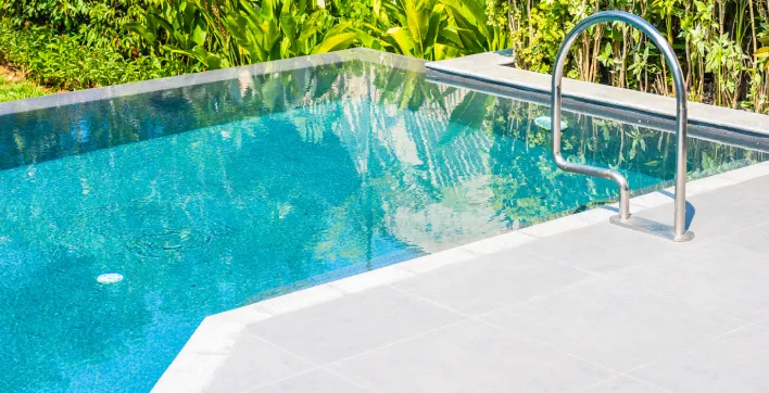 Réduire la consommation d'eau d'une piscine individuelle, c'est possible ?