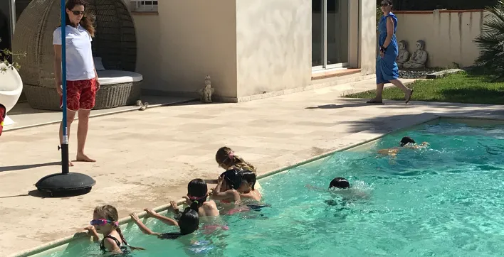 Des enfants apprenant l'aisance aquatique dans une piscine privée