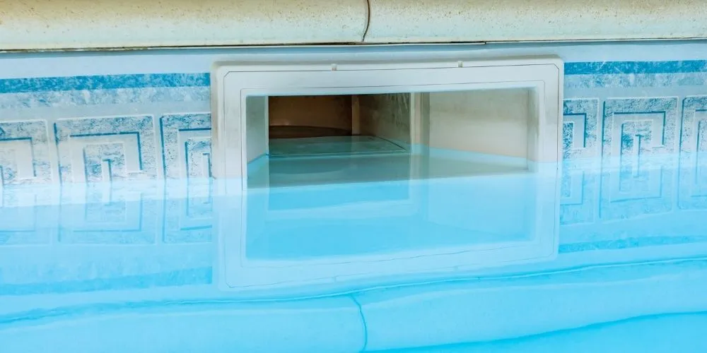 Réparation d'un skimmer de piscine par chemisage pour restaurer son étanchéité