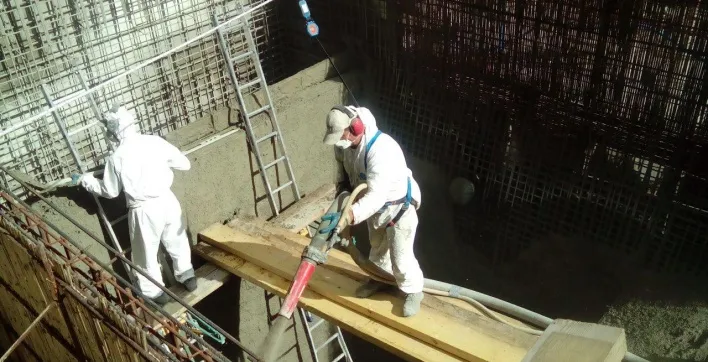Une piscine avec une fosse de 6 m de profondeur