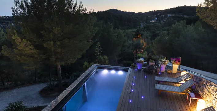Des projecteurs LED faciles à installer sur sa piscine