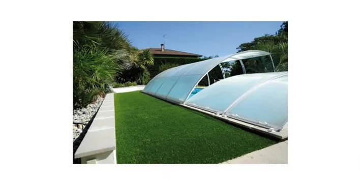 Une plage de piscine ou de spa en gazon synthétique