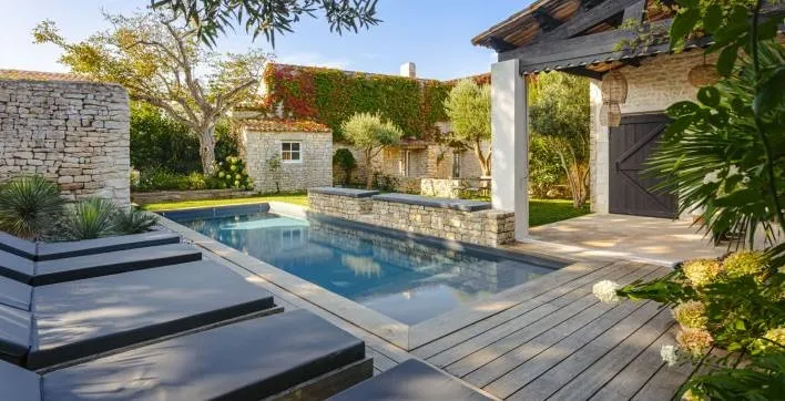 Inspiration piscine : un havre de paix naturel et personnalisé signé Aquilus