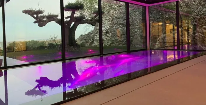 Une photo de piscine éclairée grâce au projecteur BRIO