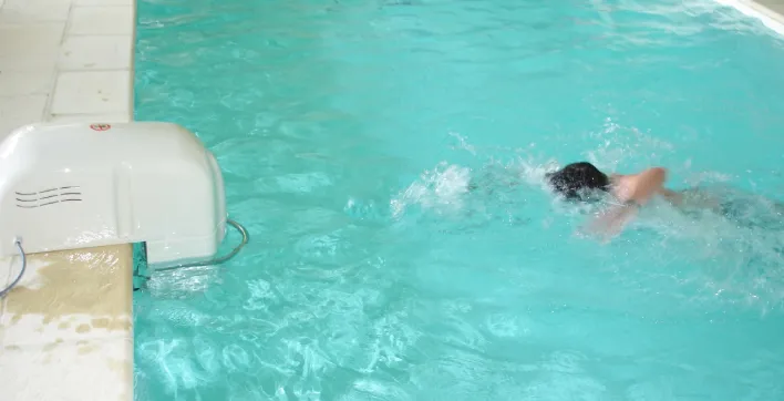 La nage à contre-courant à installer sur en dehors de la piscine de Filtrinov
