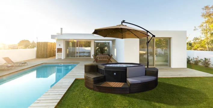 Un spa gonflable protégé du soleil grâce au parasol NetSpa