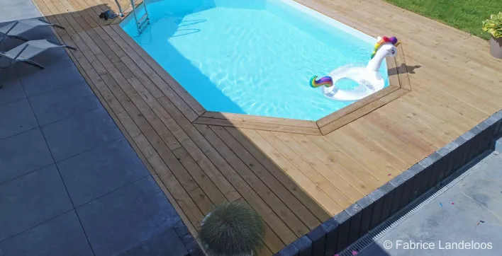 Une piscine en bois écologique et économique