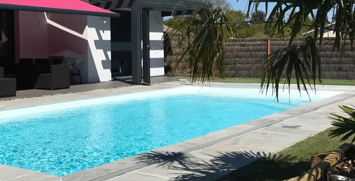 Thais, l'un des nouveaux modèles de piscine coque polyester signé Mediester