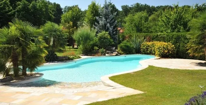 Une piscine Diffazur sur un soleil éclatant