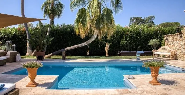 Une piscine traditionnelle qui est venue remplacer une piscine coque