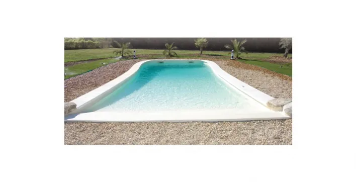 Nouvelle génération de piscines avec plage immergée en pente douce