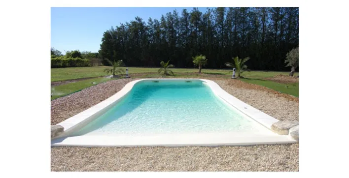 Nouvelle génération de piscines avec plage immergée en pente douce