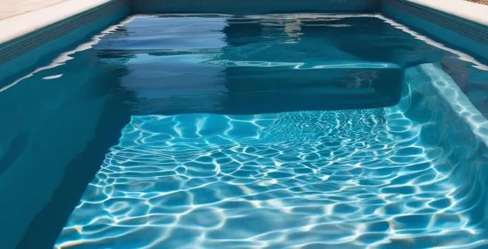 Une piscine privée avec une profondeur mixte