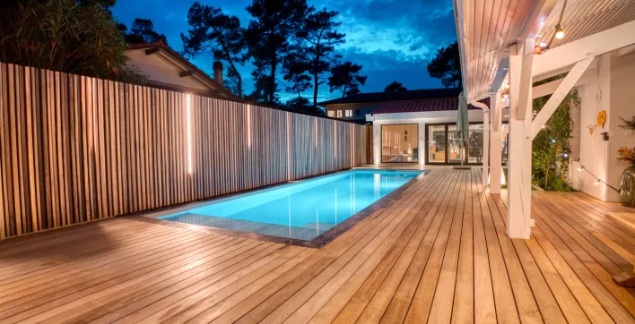 Une piscine éclairée de nuit, réalisation de Piscines de France