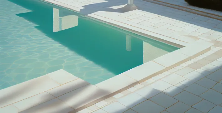 Un revetement de plage de piscine en carrelage