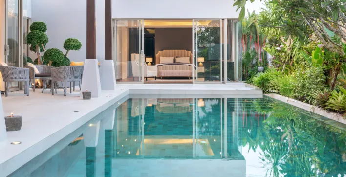 Une eau de piscine limpide grâce à l'électrolyse au sel