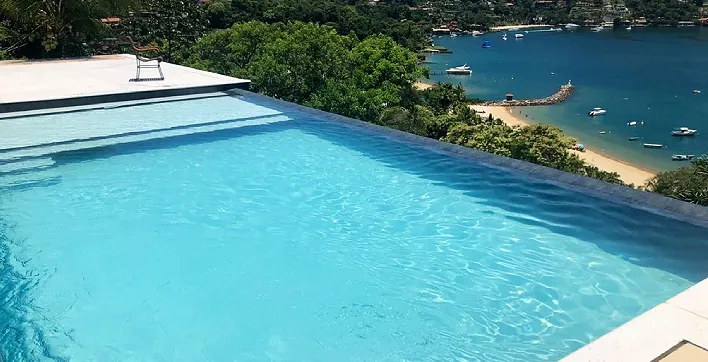 Une piscine Desjoyaux, marque présente à l'édition d'automne du Salon de la piscine, du spa et du jardin de Nice 2024