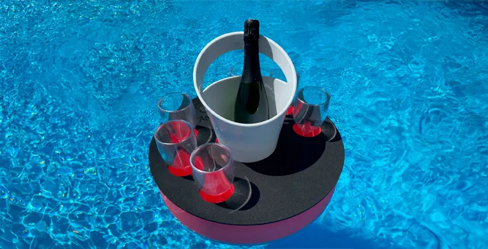 Des verres et seaux à champagne incassables pour les piscines et les spas
