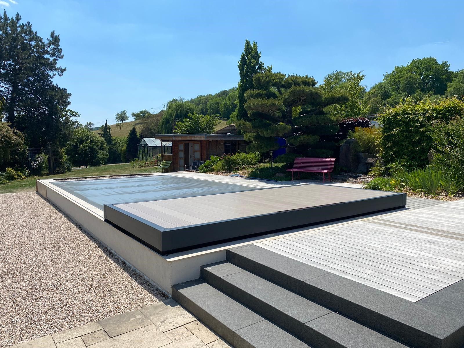 Le Stylis Duo, terrasse mobile pour piscine, en version fermée