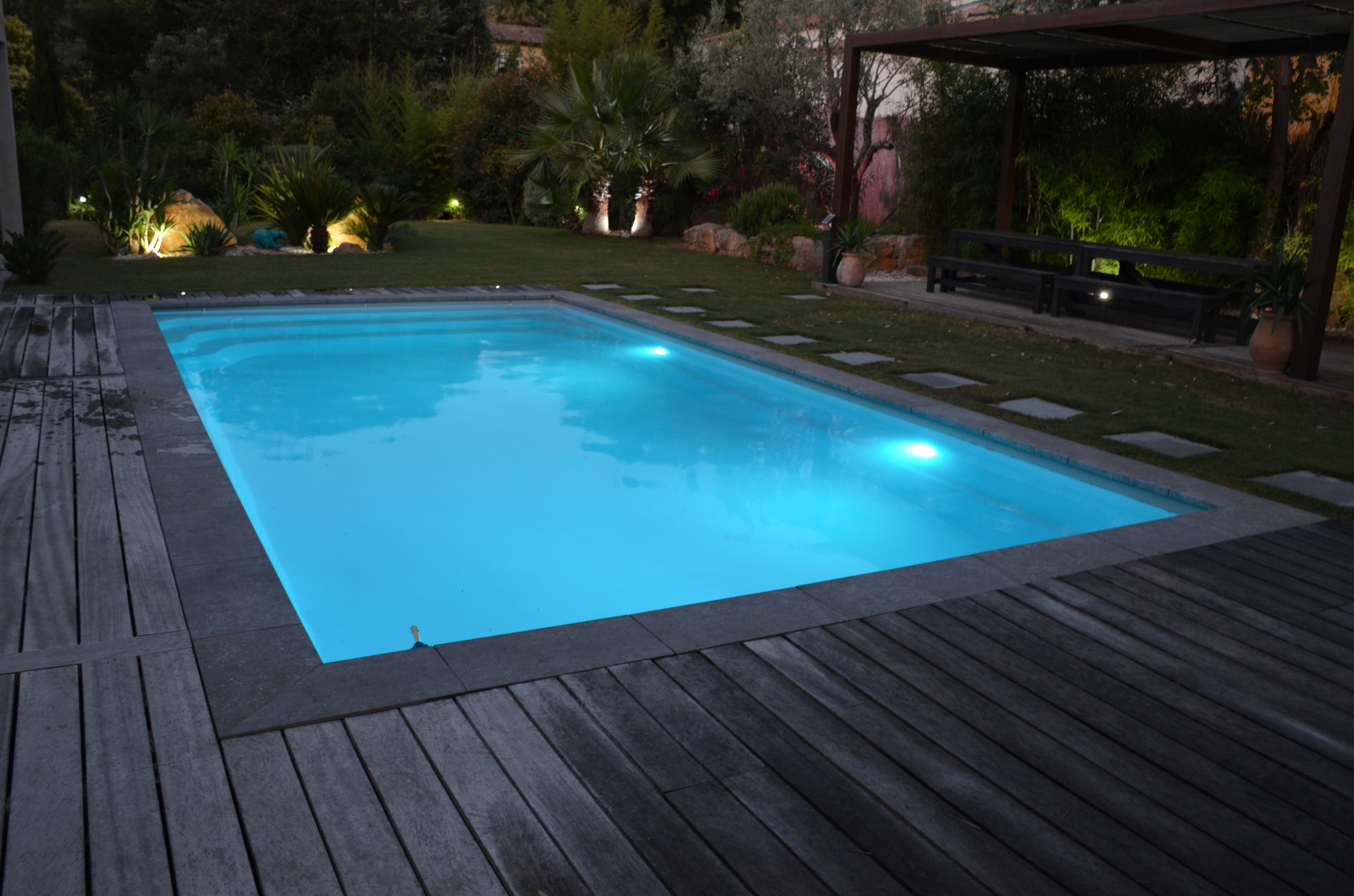 Les luminaires flottants : éclairer sa piscine avec style