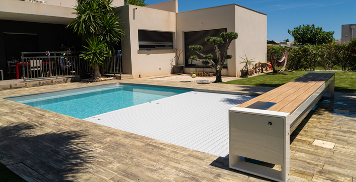 Un banc pour une couverture hors sol de piscine signé Astralpool