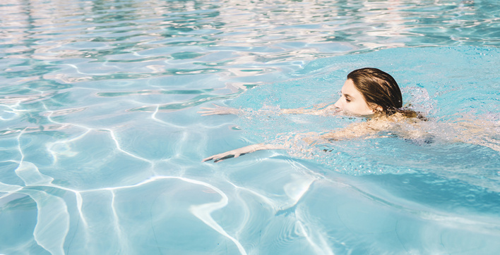 Une eau de piscine limpide grâce à quelques astuces