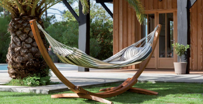 Le hamac sur pied suspendu : Design et solidité pour se relaxer avec style