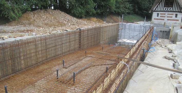 Construction de piscine intérieure de maison en béton - Diffazur