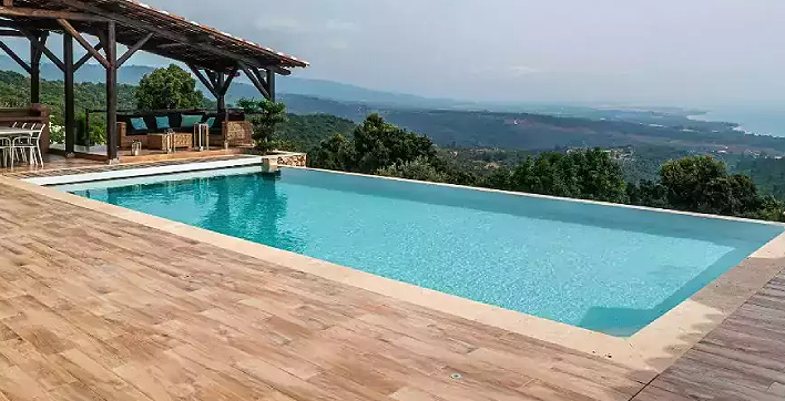 Une piscine à débordement donnant sur le maquis corse