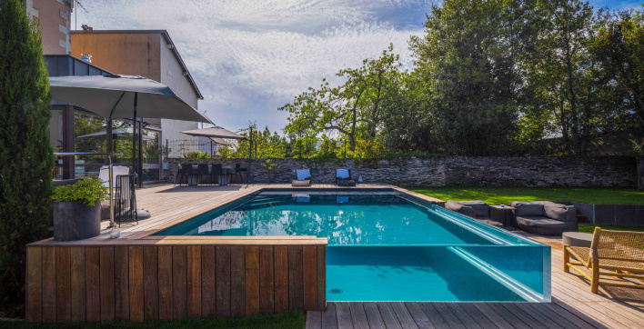 Une piscine avec deux parois de verre signée Piscines de France