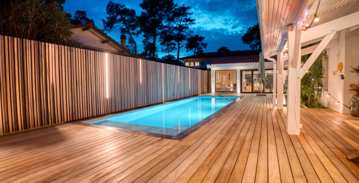 Une piscine éclairée de nuit, réalisation de Piscines de France