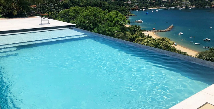 Une piscine Desjoyaux, marque présente à l'édition d'automne du Salon de la piscine, du spa et du jardin de Nice 2024