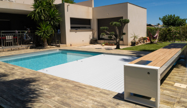 Un banc pour une couverture hors sol de piscine signé Astralpool