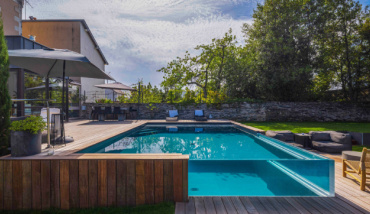 Une piscine avec deux parois de verre signée Piscines de France