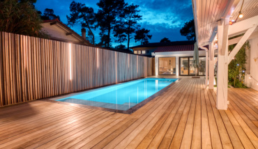 Une piscine éclairée de nuit, réalisation de Piscines de France