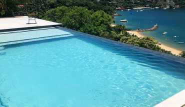 Une piscine Desjoyaux, marque présente à l'édition d'automne du Salon de la piscine, du spa et du jardin de Nice 2024